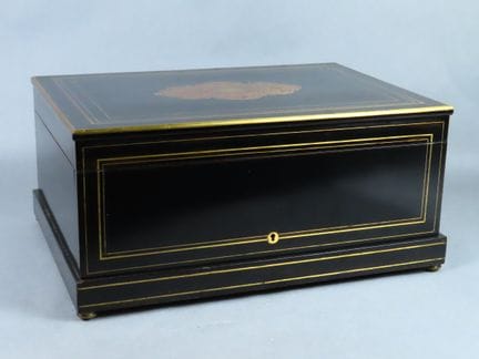 Gran caja nupcial sobre patas, en marquetería Boul