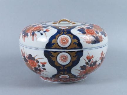 JAPON, Imari. Soupière couverte, sur talon, en por