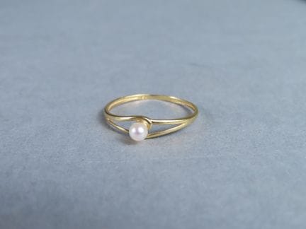 Bague en or jaune (750/00, tête d'aigle) retenant 