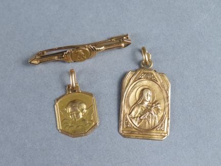Réunion de deux pendentifs (angelot et sainte Thér