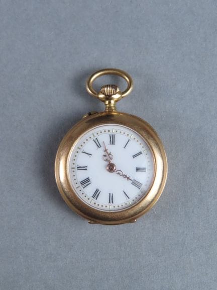 Montre de col en or jaune (tête de cheval), le rev