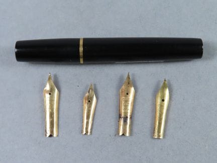 Set of 4 yellow gold (750‰) nibs, including METEOR
