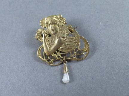 BELLE EPOQUE. Charmante broche Art Nouveau en verm