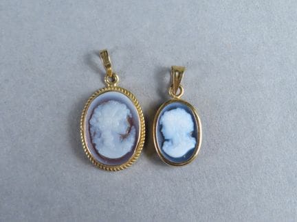 Réunion de deux pendentifs camées en agate taillée