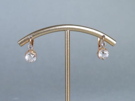 Paire de boucles d'oreilles dormeuses, les monture