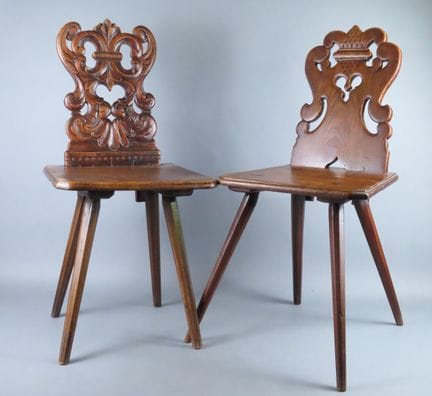ALSACE. Réunion de deux chaises en noyer (?) sculp