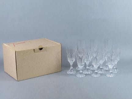 BACCARAT, France. Partie de service de verres en c