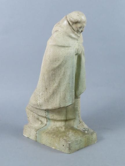 Statuette Art Nouveau en faïence émaillée figurant