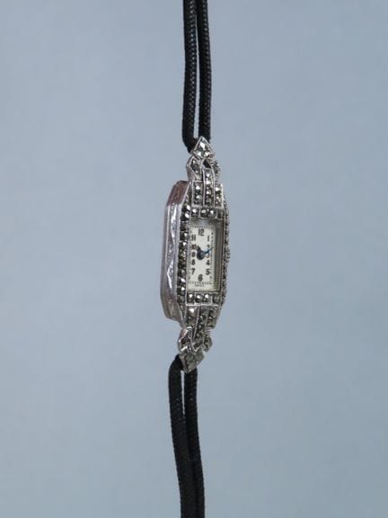 Charming Art Deco wristwatch for women, featuring 
