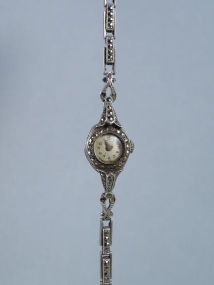 Art Deco wristwatch for women, with a chiseled sil