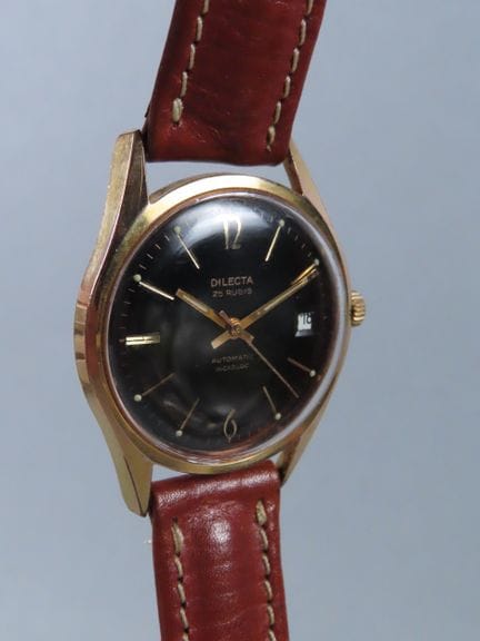 DILECTA, France. Wristwatch with a circular gold-p