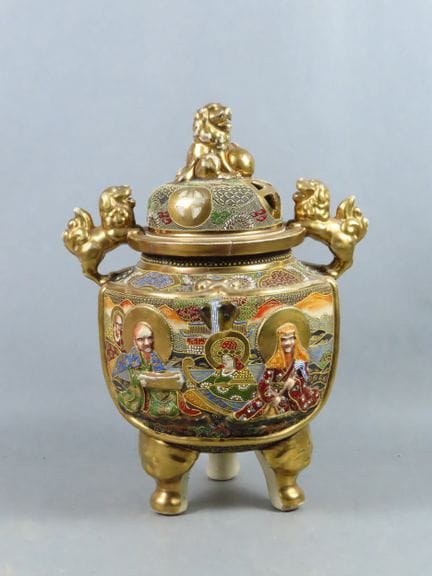 JAPAN, Satsuma. Dreifüßiger Räuchergefäß aus vielf