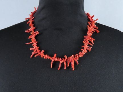 Collar formado por pequeños hilos de coral. L. = 4