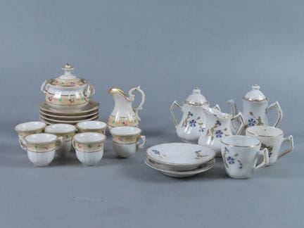 Ein Kaffeeservice (6 Tassen mit Untertassen, eine 