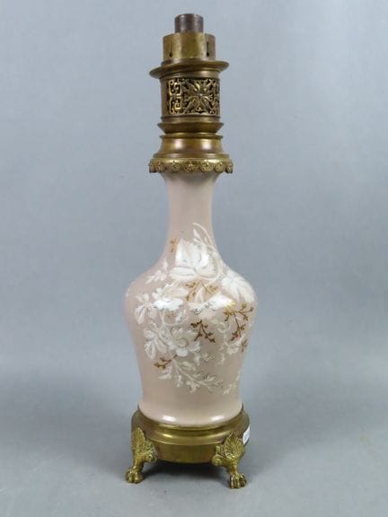Petroleumlampenfuß aus Porzellan mit Blumenverzier