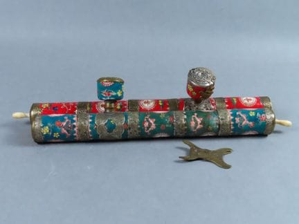CHINA. Set aus zwei Opiumpfeifen aus Porzellan und