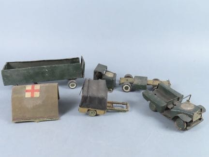Sammlung kleiner Militärfahrzeuge aus lackiertem B