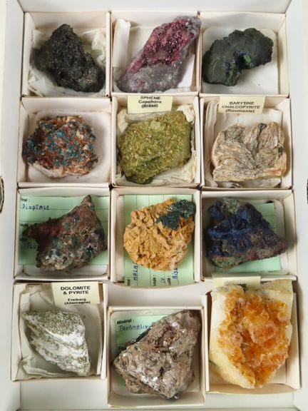 Lot de minéraux comprenant de l'épidote (Madagasca