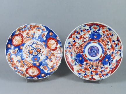 JAPON, Imari. Réunion de deux plats en porcelaine 