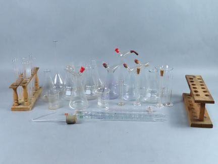 [CHEMIE-PHARMAZIE]. Satz von Laborglasgeräten, bes