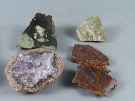 Réunion de 5 spécimens de minerais sciés et polis 