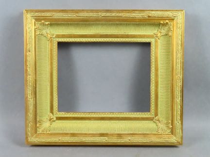 Cadre de style Empire, en bois doré, à cannelures 