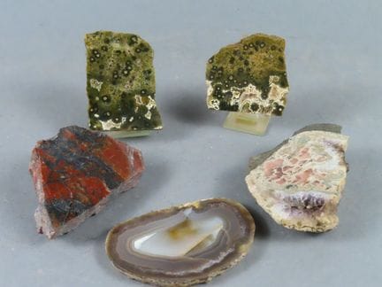 Réunion de 5 spécimens de minerais sciés et polis 