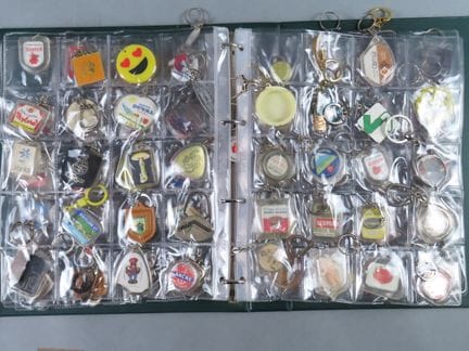 Sammlung von etwa 130 Schlüsselanhängern in einem 