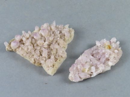 Réunion de deux spécimens de cristaux de quartz am