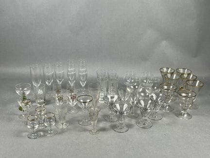 Réunion de 46 verres de bistrot anciens, flûtes à 