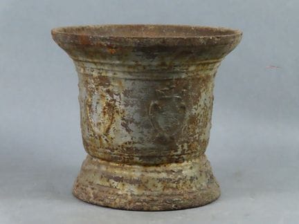 APOTHEKE. Mörser aus Gusseisen, verziert mit franz
