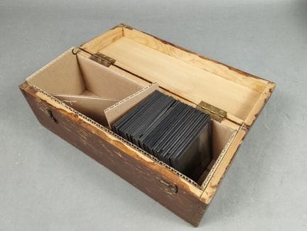 Platten für eine Laterna Magica in einer Holzkiste