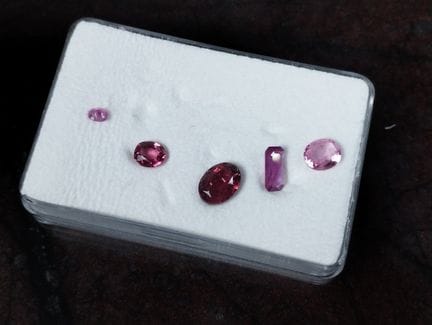 Réunion de cinq tourmalines rubellites taillées (c