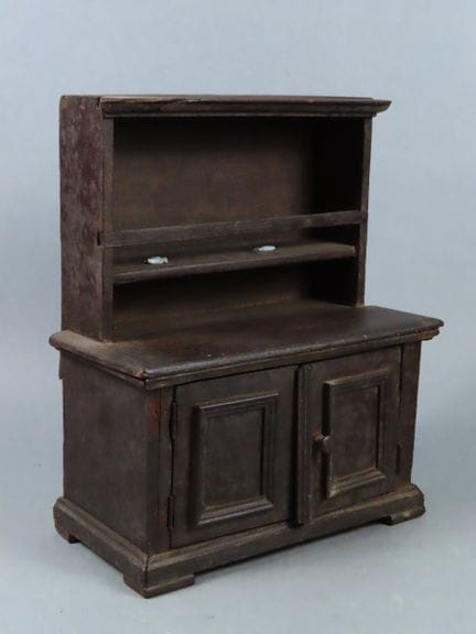 Bemalter Puppenschrank aus Holz mit zwei Flügeltür