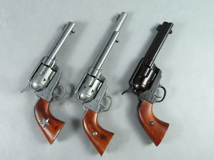 Réunion de trois répliques de revolvers, fonctionn