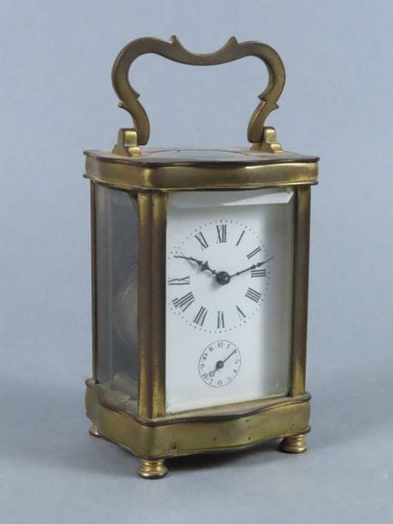 Reloj de mesa conocido como «de oficial», con caja