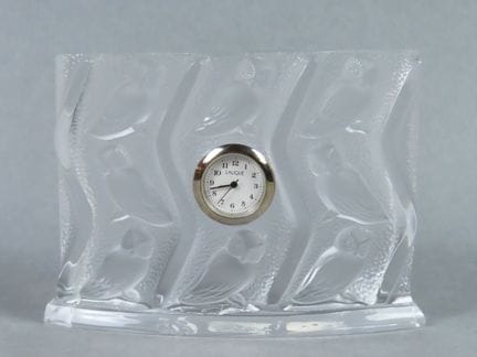 LALIQUE, Francia. Reloj de mesa, de cristal moldea