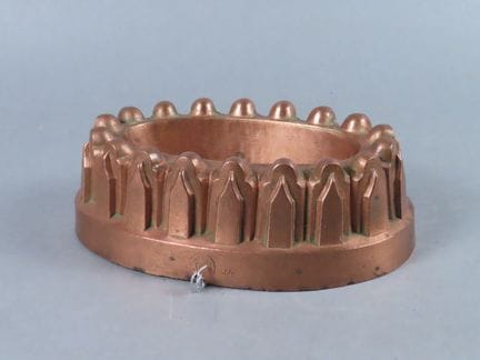 TROTTIER à Paris. Beau moule à gâteau de forme ova