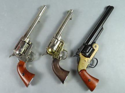 Réunion de trois répliques de revolvers, dont Colt