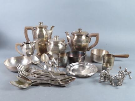 Lote de platería y piezas de metal plateado que in