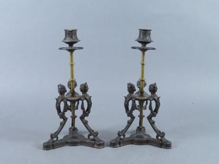Par de candelabros trípodes, de plata patinada y l