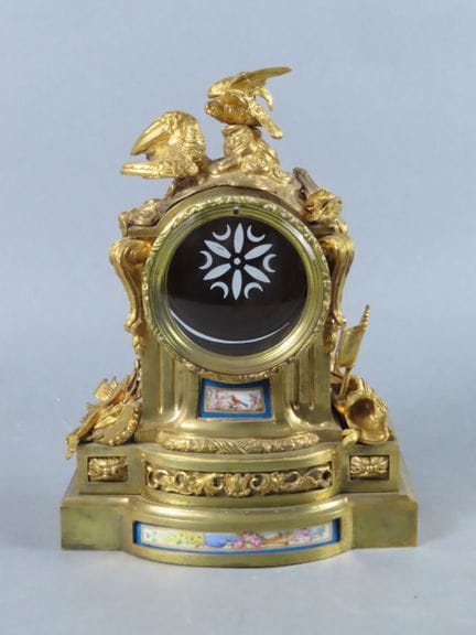 Preciosa caja de reloj de bronce dorado con decora