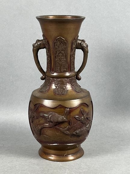 JAPÓN. Jarrón de bronce con forma de balaustra, de