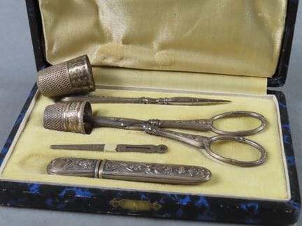 Estuche de costura de plata y plata chapada (800‰;