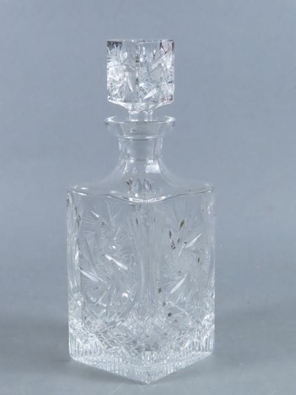 Jarra de cristal tallado con motivos geométricos. 
