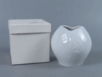 MEISSEN. Vase en porcelaine blanche. Dans son coff