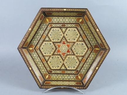 SYRIE. Plateau hexagonal en bois marqueté. XXe siè