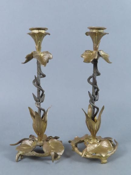 Elegante par de candelabros de bronce con doble pá