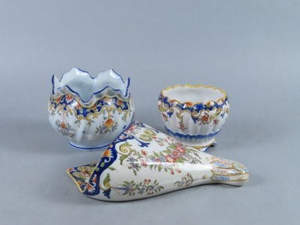Conjunto de tres piezas de loza con motivos de Rou