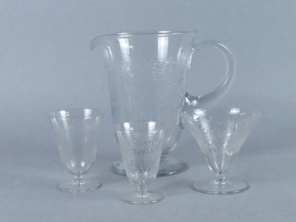 Juego de copas con pie decoradas con motivos veget